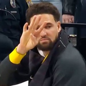 半岛体育-母校女篮进NCAA四强！杜兰特INS晒克莱“四根手指”表情包庆祝